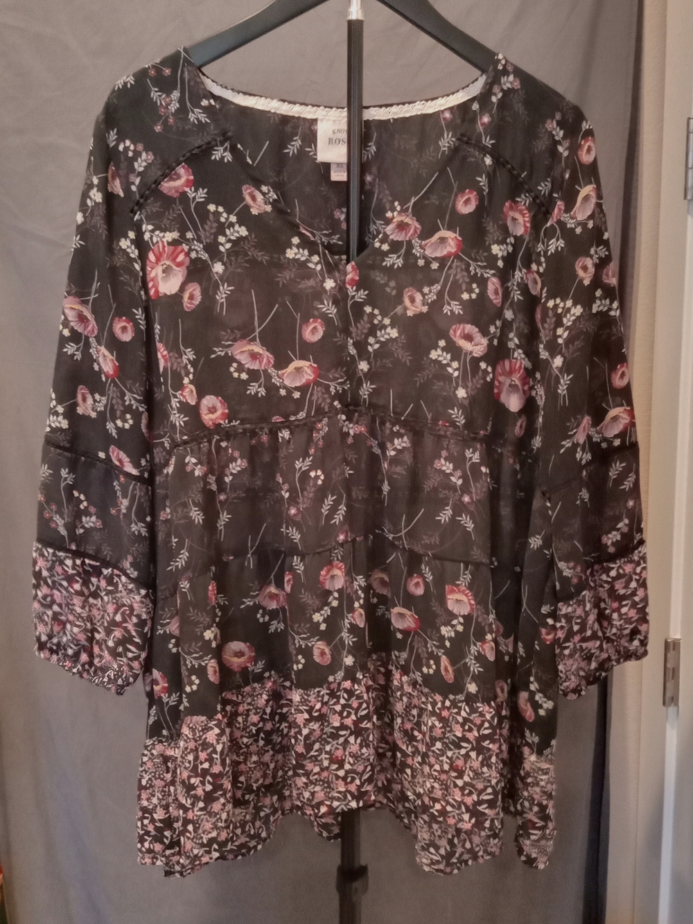 Knox Rose Rosebud Navy Floral Tiered Top with Pink & Cream Roses Women's Size XL